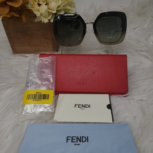 💯 Authentic Fendi Sunglasses - Picture 4 of 4